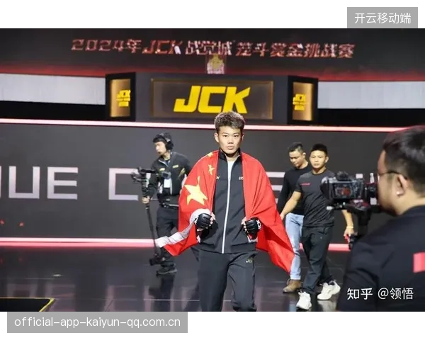选手在擂台上边打边笑,挑战极限的快乐力量 选手在擂台上边打边笑,挑战极限的快乐力量